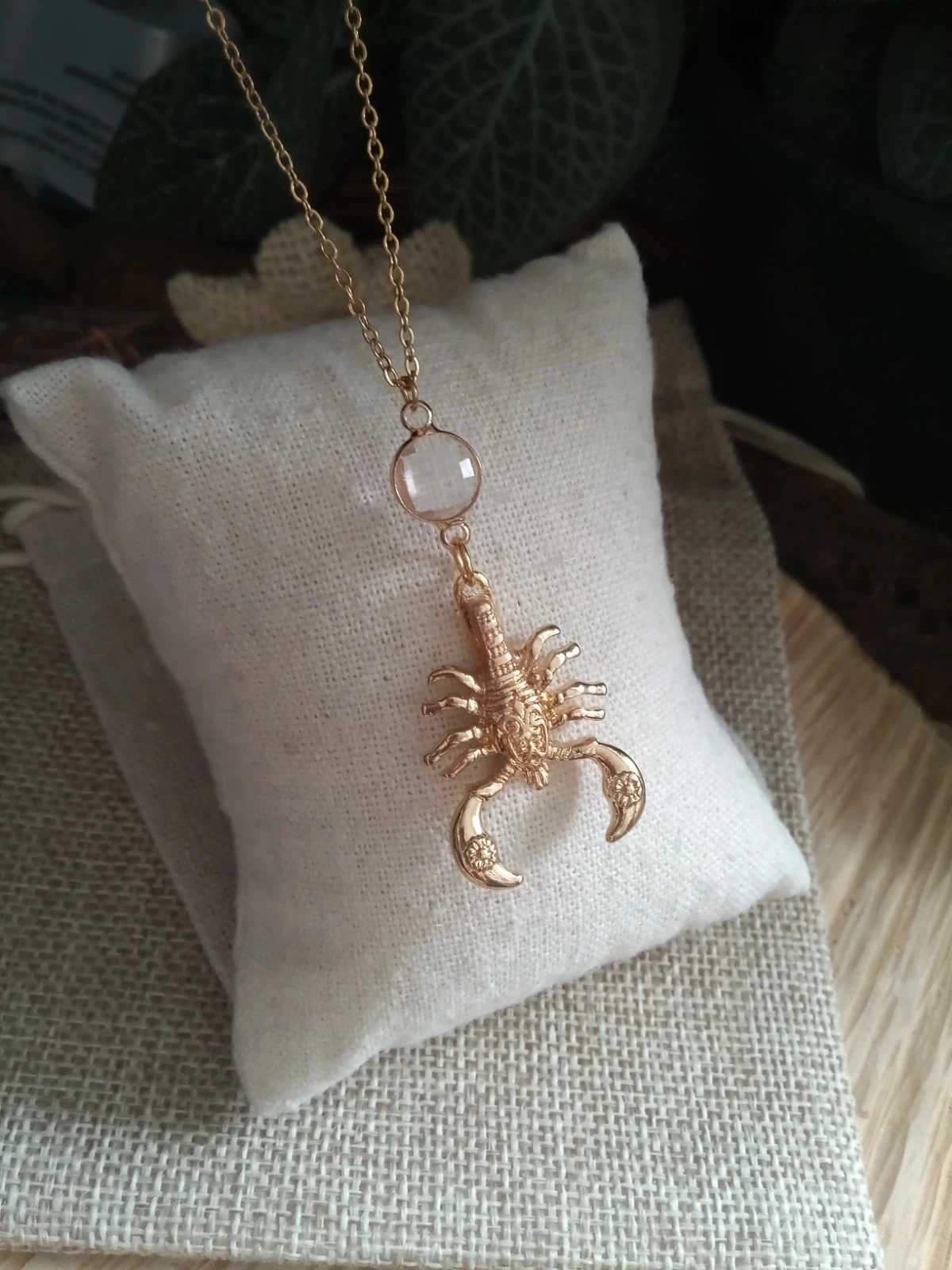 Collier scorpion doré avec connecteur en cristal de quartz